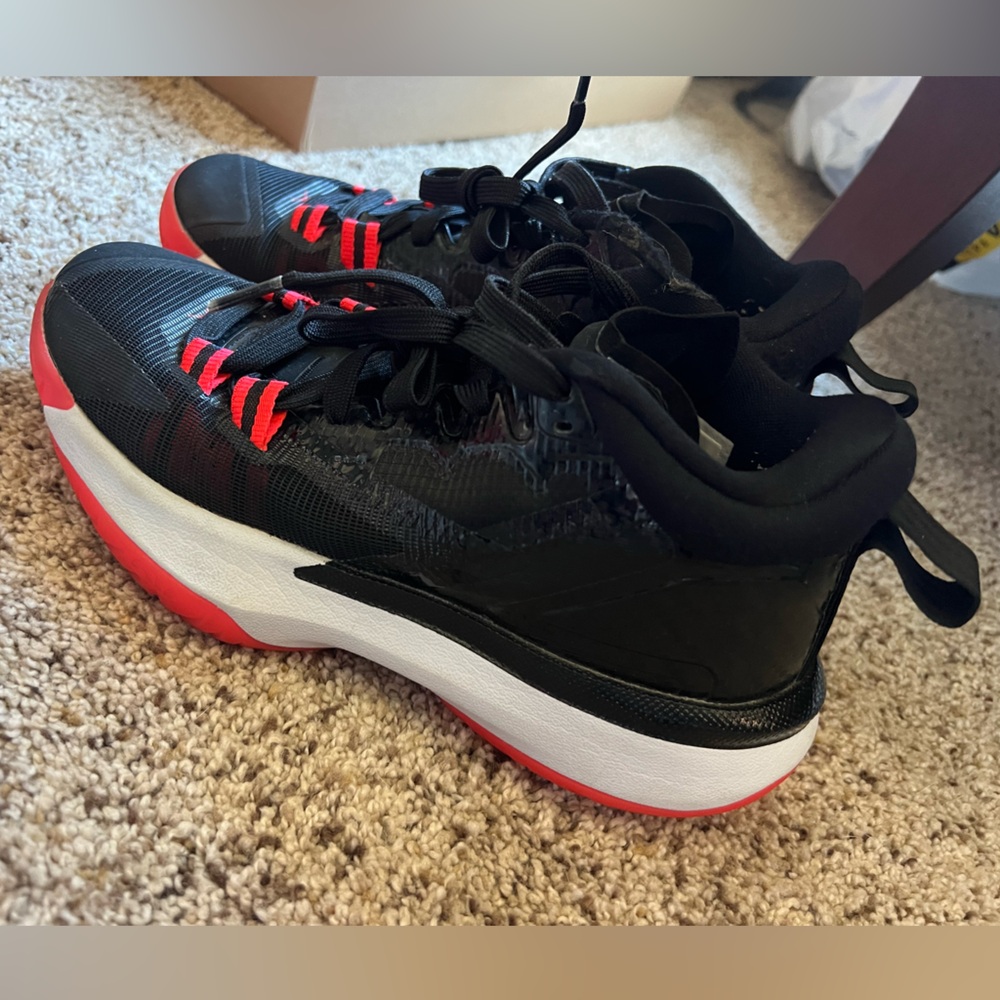 Zion 1 youth basketball shoes. Size 3.5.